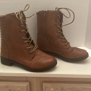 NWOT Decorative Stitching Carmel Color Short Lace Up Boots